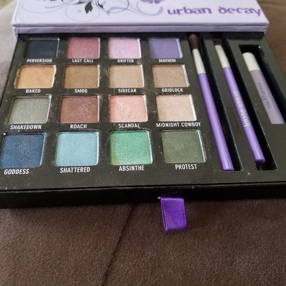 Urban Decay Book of Shadows-Like New - Picture 4 of 5